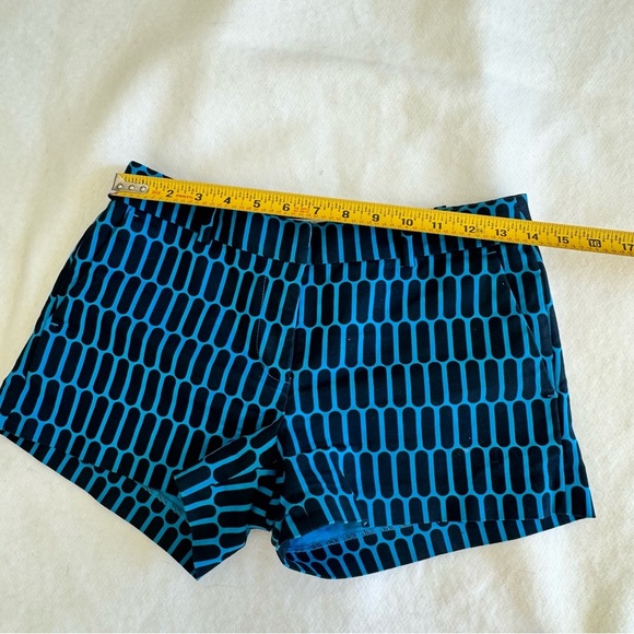 Michael Kors Geometric Modern Shorts Inseam 2.5” Size 2 - Picture 6 of 7